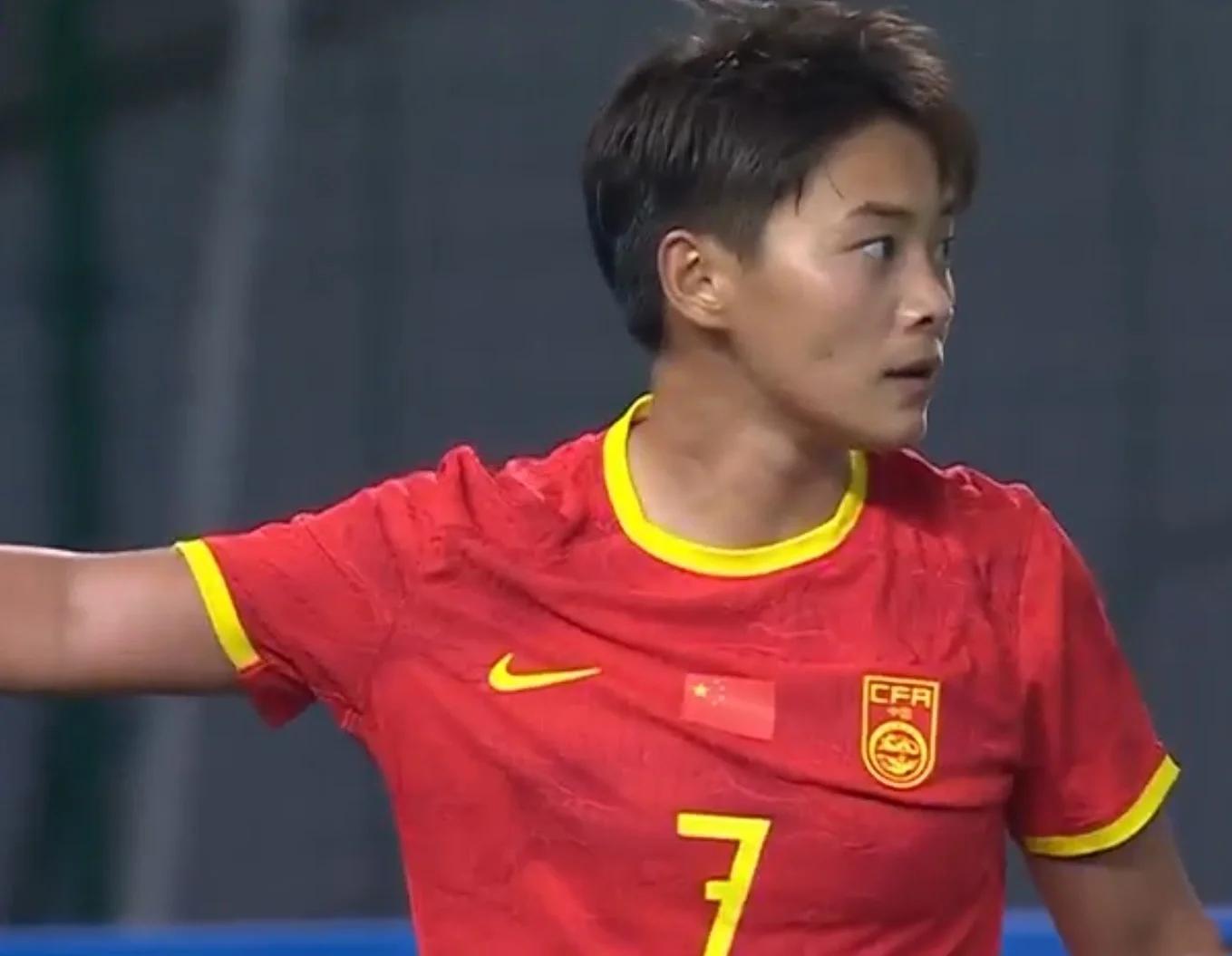 中国女足球员在国外联赛中表现抢眼，受瞩目